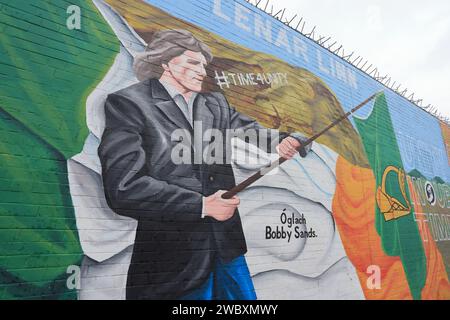 Das Wandbild des Märtyrers Bobby Sands in der Gegend um die Falls Road in West Belfast wurde als nationalistisches und republikanisches Gebiet für die katholische Gemeinde NI berühmt. Stockfoto