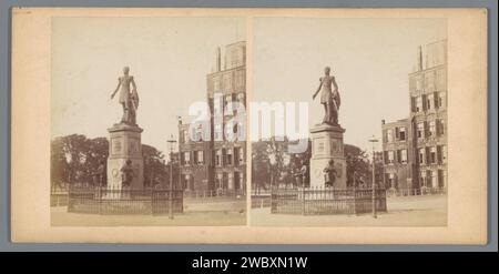 Statue von König Willem II. Auf dem Buitenhof in den Haag, Anonym, nach Eduard Francois Georges, 1857–1870 Stereogramm der Haager Pappe. Denkmal mit Papieralbumendruck, Statue Buitenhof Stockfoto