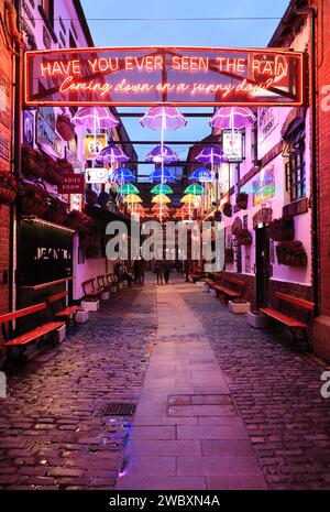 The Duke of York, ein traditioneller, beliebter Pub in Belfast, mit Craic, Musik und Humor, in einer engen, gepflasterten Gasse im historischen Half BaP-Viertel in NI. Stockfoto