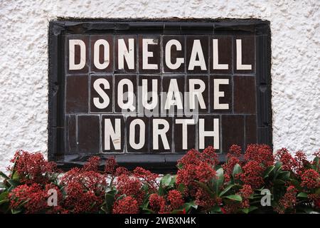 Donegall Street Place, eine enge, gepflasterte Gasse im historischen Viertel Half BaP, wo sich der berühmte Duke of York Pub in Belfast, NI, befindet Stockfoto