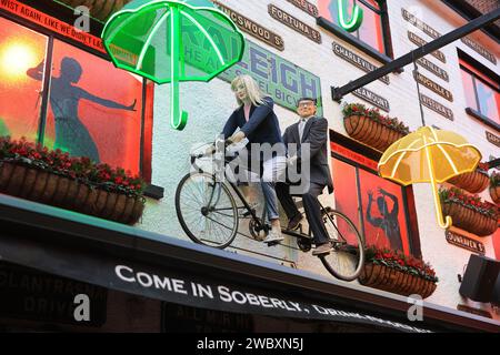 The Duke of York, ein traditioneller, beliebter Pub in Belfast, mit Craic, Musik und Humor, in einer engen, gepflasterten Gasse im historischen Half BaP-Viertel in NI. Stockfoto