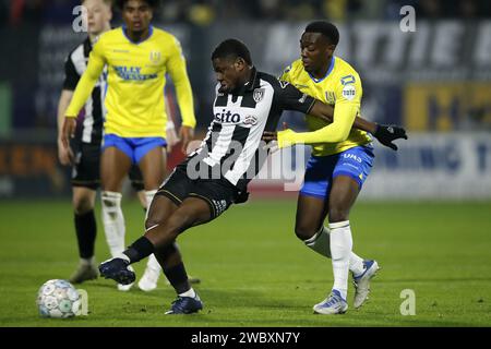 WAALWIJK - (l-r) Brayan Limbombe von Heracles Almelo, Thierry Lutonda von RKC Waalwijk während des niederländischen Eredivisie-Spiels zwischen RKC Waalwijk und Heracles Almelo im Mandemakers Stadium am 12. Januar 2024 in Waalwijk, Niederlande. ANP BART STOUTJESDIJK Credit: ANP/Alamy Live News Stockfoto