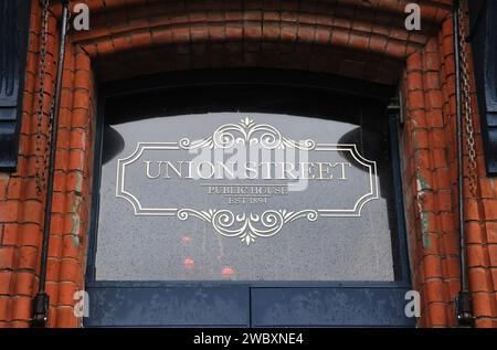 Arty and LGBT Friendly Union Street im Cathedral Quarter in Belfast, Nordirland, Großbritannien Stockfoto