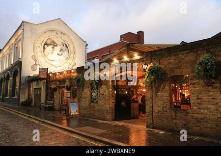 Der Dirty Onion & Yardbird Traditional Pub, in Belfasts ältestem Gebäude, mit dem Wandgemälde still Water, von Nomad Clan, an einem Giebelende Beyond, NI, UK Stockfoto