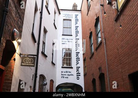 Die Belfast Entries sind eine Reihe historischer, schmaler Gassen im Zentrum von Belfast City, die mindestens 1630 in Nordirland, Großbritannien, zurückreichen Stockfoto