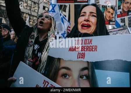 New York, Usa. Januar 2024. Frau, die weinend gesehen wurde, während sie ein Plakat mit einem Foto eines jungen Mädchens hielt, das während der Demonstration von der Hamas als Geisel gehalten wurde. Hunderte Anhänger Israels versammelten sich am 100. Jahrestag der Angriffe vom 7. Oktober vor dem Hauptquartier der Vereinten Nationen, um die sofortige Freilassung aller von der Hamas festgehaltenen Geiseln zu fordern. Quelle: SOPA Images Limited/Alamy Live News Stockfoto