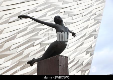 Die Titanica-Statue auf dem plaza vor Titanic Belfast wurde von dem in Dublin geborenen Künstler Rowan Gillespie entworfen, der Hope, NI, UK repräsentiert Stockfoto