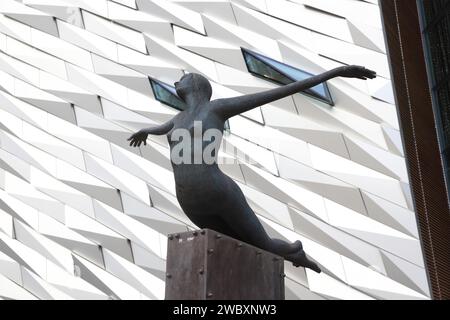 Die Titanica-Statue auf dem plaza vor Titanic Belfast wurde von dem in Dublin geborenen Künstler Rowan Gillespie entworfen, der Hope, NI, UK repräsentiert Stockfoto