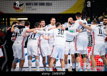 München, Deutschland. Januar 2024. Handball: Europameisterschaft, Ungarn - Montenegro, Vorrunde, Gruppe C, Spieltag 1. Das ungarische Team feiert. Quelle: Marco Wolf/dpa/Alamy Live News Stockfoto