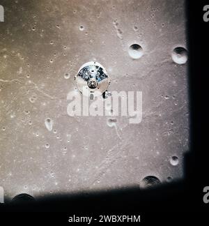 Die Apollo 11 Command and Service Module fotografiert vom Mondmodul im Mondumlauf während der Mondlandungsmission Apollo 11. Die Mondoberfläche darunter befindet sich im nordzentralen Sea of Fertility, Johnson Space Center, NASA, 20. Juli 1969 Stockfoto