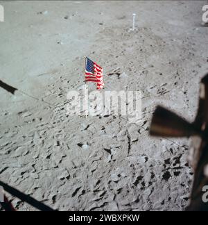 US-Flagge auf der Mondoberfläche aufgestellt, umgeben von Fußabdrücken der Astronauten Neil A. Armstrong und Edwin E. Aldrin Jr., mit einer Kamera im Hintergrund, fotografiert aus dem Inneren des Lunar Module, Kennedy Space Center, NASA, 20. Juli 1969 Stockfoto