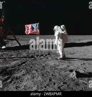 US-amerikanischer Astronaut Edwin E. Aldrin Jr., Pilot des Mondmoduls der ersten Mondlandungsmission, nahe der Flagge der Vereinigten Staaten während der außerfahrbaren Aktivität des Apollo 11 auf der Mondoberfläche, Foto von Neil Armstrong, Johnson Space Center, NASA 21. Juli 1969 Stockfoto