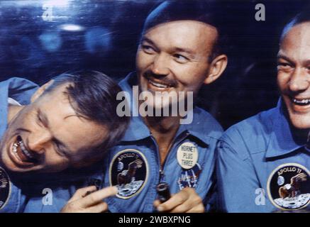 Die amerikanischen Astronauten (l-r), Neil A. Armstrong, Michael Collins und Edwin E. Aldrin Jr. sahen durch das Fenster ihrer Mobile Quarantine Facility an Bord der USS Hornet nach erfolgreicher Apollo 11 Mission, der ersten bemannten Mondmission der NASA, am 24. Juli 1969 Stockfoto