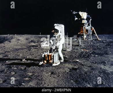 Der amerikanische Astronaut Edwin E. Aldrin, der während der außerfahrbaren Apollo 11-Aktivität PSEP (passives seismic Experiments Package) einsetzt, Foto: Neil Armstrong, Johnson Space Center, NASA, 20. Juli 1969 Stockfoto