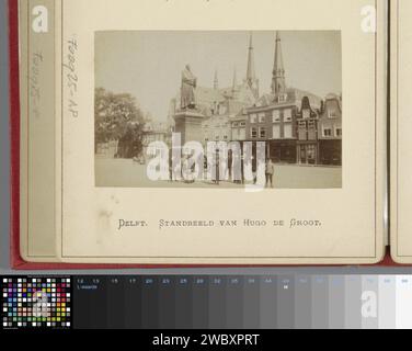 Grote Markt in Delft mit der Statue von Hugo de Groot, ca. 1860 - ca. 1900 Fotografie Teil des Fotoalbums mit Aufnahmen von Städten in Nord- und Südholland und Utrecht. Delfter Karton. Fotografische Unterstützung für Albumendruck Quadrat, Ort, Zirkus usw. (+ Stadt (-Landschaft) mit Zahlen, Personal). Denkmal, Statue Markt Stockfoto