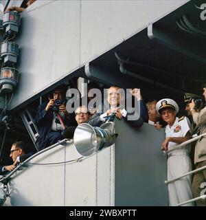 US-Präsident Richard M. Nixon an Deck der USS Hornet, dem wichtigsten Bergungsschiff für die Mondlandungsmission Apollo 11, wartet auf die Ankunft der Besatzung Apollo 11, etwa 812 Seemeilen südwestlich von Hawaii, NASA, 24. Juli 1969 Stockfoto