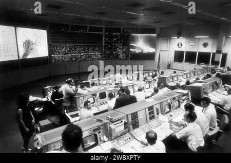 Gesamtansicht des Kontrollraums für Mission Operations im Mission Control Center, Gebäude 30, während der außerfahrzeugsamen Aktivität der Apollo 11-Astronauten Neil A. Armstrong und Edwin E. Aldrin Jr., NASA, Johnson Space Center, Houston, Texas, USA, NASA, 20. Juli 1969 Stockfoto