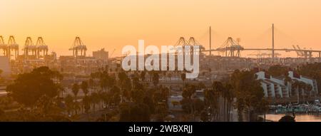 Tausende von Containern im Hafen von Long Beach in der Nähe von Los Angeles, Kalifornien. Stockfoto