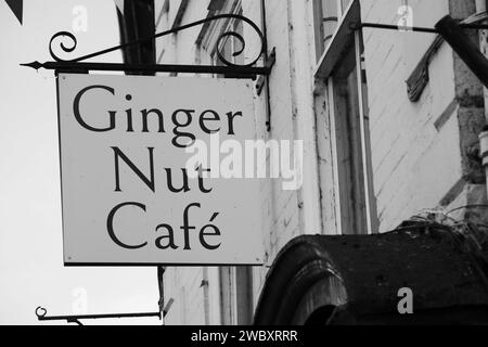 Ross on Wye, Herefordshire, England, 24. September 2023: Hängendes Werbezeichen für das Ginger Nut Cafe. Stockfoto