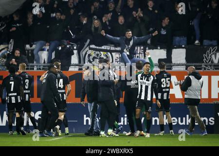 WAALWIJK - (l-r) Jannes Wieckhoff von Heracles Almelo, Brayan Limbombe von Heracles Almelo, Brian de Keersmaecker von Heracles Almelo, Stijn Bultman von Heracles Almelo feiern den Sieg beim niederländischen Eredivisie-Spiel zwischen RKC Waalwijk und Heracles Almelo im Mandemakers Stadium am 12. Januar 2024 in Waalwijk, Niederlande. ANP BART STOUTJESDIJK Credit: ANP/Alamy Live News Stockfoto