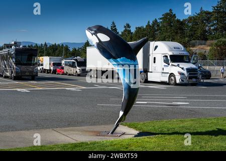 Duke Point British Columbia Canada, 23. Juli 2023: Künstlerische Ausstellung von Orca an einem Fährterminal mit Blick auf Reisende und Transportwagen Stockfoto