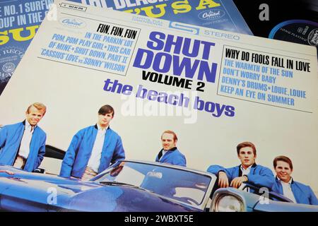 Viersen, Deutschland - 9. Mai. 2023: Closeup der Beach-Boys-Band, Album-Cover Shut Down Volume 2 aus dem Jahr 1964 Stockfoto