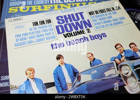 Viersen, Deutschland - 9. Mai. 2023: Closeup der Beach-Boys-Band, Album-Cover Shut Down Volume 2 aus dem Jahr 1964 Stockfoto