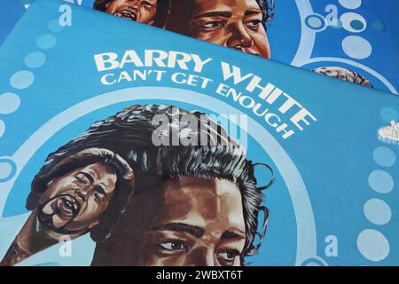 Viersen, Deutschland - 9. Mai. 2023: Closeup des Soul-Sängers Barry White Vinyl-Album-Cover Can t get enough from 1974 Stockfoto