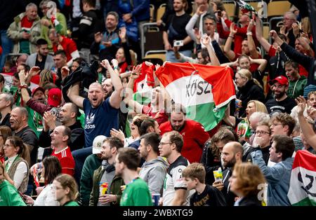 München, Deutschland. Januar 2024. Die ungarischen Fans bejubeln den Sieg ihrer Mannschaft. Deutschland, Ungarn vs. Montenegro, Handball, Maenner, EHF Euro 2024, Gruppe C, 1. Spieltag, 12.01.2024. Foto: Eibner-Pressefoto/Heike feiner Credit: dpa/Alamy Live News Stockfoto