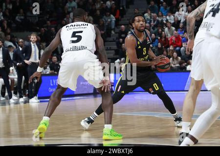 Sterling BROWN von Alba Berlin und Charles KAHUDI aus Lyon während des Basketballspiels der Turkish Airlines EuroLeague zwischen LDLC ASVEL Villeurbanne und Alba Berlin am 12. Januar 2024 in der Astroballe in Villeurbanne, Frankreich Stockfoto