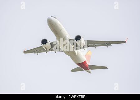 Rumpf eines Passagierflugzeugs, das gerade von einem Flughafen angehoben wird Stockfoto
