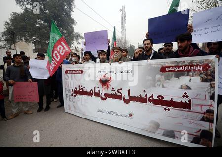 Peshawar, Peshawar, Pakistan. Januar 2024. Schiitische Muslime protestieren gegen den Tod von vier getöteten Menschen, einschließlich einer Ärztin in ParachinarPESHAWAR, PAKISTAN, 12. JANUAR: Pakistanische schiitische Muslime, Unterstützer der Imamia Student Organization-ISO, halten ein Banner und rufen Slogans während eines Protestes gegen die sektiererische Gewalt in Parachinar, in Peshawar, Pakistan, 11. januar 2024. Ein bewaffneter Mann eröffnete Schüsse auf Personenwagen in der Nähe des Sada Bazar im Bezirk Karam und tötete am Sonntag vier Menschen, darunter eine Frau. Laut Polizei, der Feldspieler und Trainer, der zur PES ging Stockfoto