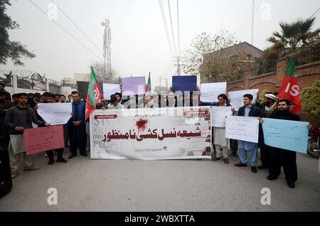 Peshawar, Peshawar, Pakistan. Januar 2024. Schiitische Muslime protestieren gegen den Tod von vier getöteten Menschen, einschließlich einer Ärztin in ParachinarPESHAWAR, PAKISTAN, 12. JANUAR: Pakistanische schiitische Muslime, Unterstützer der Imamia Student Organization-ISO, halten ein Banner und rufen Slogans während eines Protestes gegen die sektiererische Gewalt in Parachinar, in Peshawar, Pakistan, 11. januar 2024. Ein bewaffneter Mann eröffnete Schüsse auf Personenwagen in der Nähe des Sada Bazar im Bezirk Karam und tötete am Sonntag vier Menschen, darunter eine Frau. Laut Polizei, der Feldspieler und Trainer, der zur PES ging Stockfoto