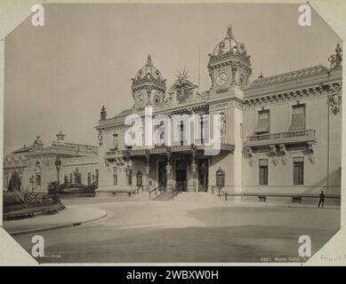 Außenansicht des Kasinos Monte Carlo, ca. 1890 - ca. 1900 Fotografie Teil des Albums eines französischen Amateurs mit Fotos von Frankreich, Algerien, Palmyra, der Weltausstellung von 1900 und bekannten Franzosen. Monaco Papier. Drucktinte-Kollotypen-Kasino. Uhr Montecarlo Stockfoto