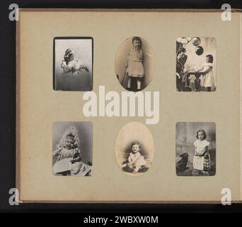 Kinderporträts, Anonym, 1890 - 1900 fotomechanischer Druck fünf Kinderporträts, darunter eines Mädchens mit einem Vogel und eines Mädchens mit einem Hund. Diese Seite ist Teil eines Albums. Papier. Karton Gelatine Silberdruck / Kollotypie Kind (zu Hause). Hund. Vögel Stockfoto