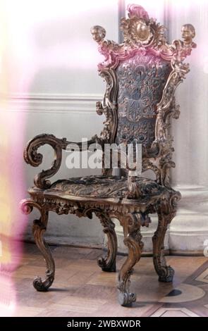Historischer alter königlicher Stuhl, möglicherweise ein Thronstuhl, es ist ein Bild mit Kratzern und Flecken Stockfoto