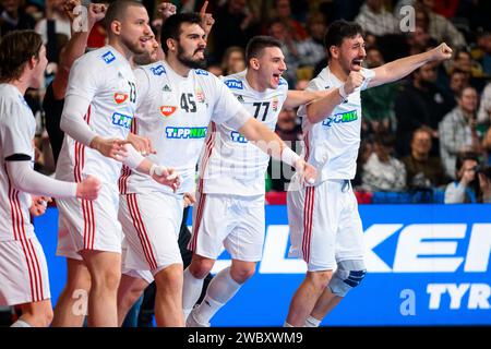 München, Deutschland. Januar 2024. Handball: Europameisterschaft, Ungarn - Montenegro, Vorrunde, Gruppe C, Spieltag 1. Das ungarische Team feiert. Quelle: Marco Wolf/dpa/Alamy Live News Stockfoto