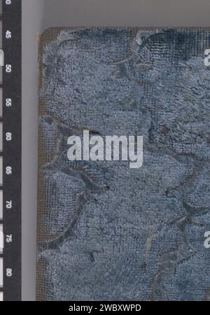 Fotoalbum in blauem Plüsch für sechs Abzüge (leer), ca. 1860 - ca. 1900 Fotoalbum mit Vorder- und Rückseite blauem Plüsch. Es hat vier Pappblätter mit Gold auf einem Schnitt, die mit einem Leinenband miteinander verbunden sind. Das Album hat sechs Passepartouts für Fotos von etwa sechs mal vier Zentimetern. Zwei Passepartouts haben eine Rückseite aus leuchtendem Papier mit Blumenmuster. Das Leporelloalbum kann durchatmen, aber auch aufrecht gefaltet werden. Plüsch. Leinen (Material). Pappe. Papierbuch Stockfoto