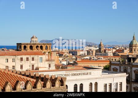 PALERMO, SIZILIEN - 8. FEBRUAR 2020: Liceo Classico Vittorio Emanuele II. Universität und Landschaft mit Monte Catalfano Stockfoto