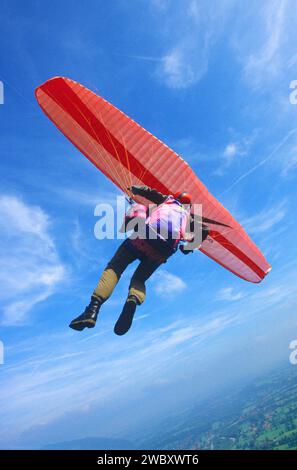 Gleitschirmflieger in einer Kurve über Brauneck, Lenggries, Bayern, Deutschland Stockfoto