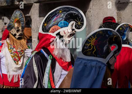 Xinzo de Limia, Spanien 02 13 2023 Pantalla die traditionelle Karnevalsmaske. Einer der beliebtesten Karnevals in Galicien, Entroido de Xinzo de Limia. Stockfoto