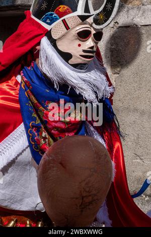 Xinzo de Limia, Spanien 02 13 2023 Pantalla die traditionelle Karnevalsmaske Entroido de Xinzo de Limia. Stockfoto