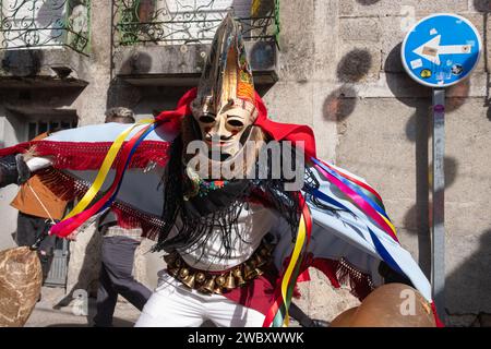 Xinzo de Limia, Spanien 02 13 2023 Pantalla die traditionelle Karnevalsmaske. Einer der beliebtesten Karnevals in Galicien, Entroido de Xinzo de Limia. Stockfoto