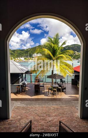 Blick auf den inneren Hafen, eingerahmt von einem Bogen - Cyril B. Romney Tortola Pier Park, Road Town, Tortola, britische Jungferninseln Stockfoto