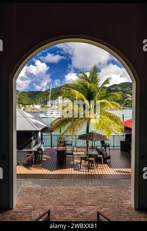 Blick auf den inneren Hafen, eingerahmt von einem Bogen - Cyril B. Romney Tortola Pier Park, Road Town, Tortola, britische Jungferninseln Stockfoto