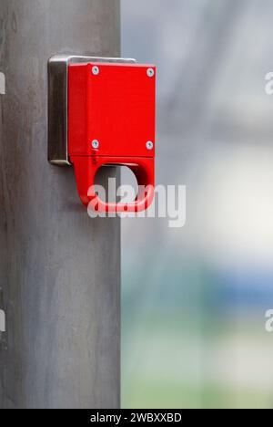 Großaufnahme eines roten Notgriffs , deutsche Schrift gelöscht, U-Bahn-Station, München, Bayern, Deutschland Stockfoto