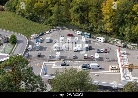 Ein Stellplatz für Wohnmobile von oben in Andorra auf dem Parkplatz eines Einkaufszentrums. Sie können einige Wohnmobile auf markierten Flächen parken. In der Ba Stockfoto