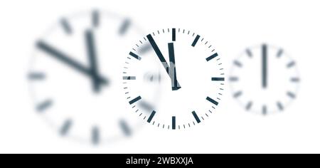 Eine einfache Uhr oder ein Zifferblatt, das ursprünglich eine deutsche Bahnhofsuhr war, wobei die Zeiger fünf bis zwölf anzeigen und anzeigen, dass es höchste Zeit ist Stockfoto