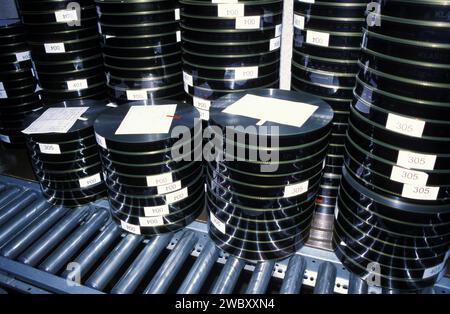 Analoge Kopien oder Rollen desselben Films, in Bayern Kopierwerk, Filmlabor, Geiselgasteig, Bayern, Deutschland Stockfoto