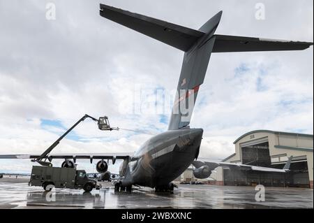 Flieger der 167th Maintenance Group verraten nach einem Wintersturm im 167th Airlift Wing, Martinsburg, West Virginia, am 7. Januar 2024 ein C-17 Globemaster III Flugzeug. Durch die Enteisung des Flugzeugs bleibt es betriebsbereit, indem Schnee- und Eisschichten entfernt werden, die den Flug beeinträchtigen könnten. (Foto der U.S. Air National Guard von Staff Sgt. Edward Michon) Stockfoto